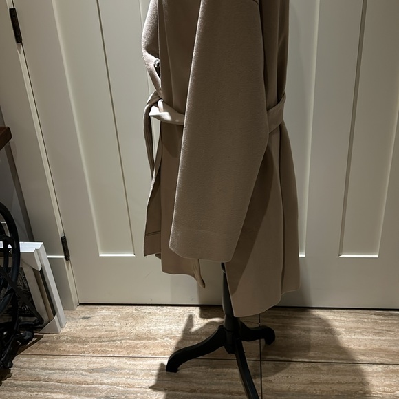 Aritzia Babaton camel coloured coat. Belt, waste snap. Wool blend coat, size L. - Picture 5 of 11